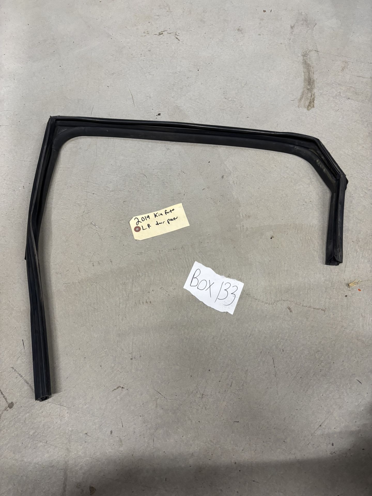 2019-2023 KIA FORTE SEDAN FRONT Left DOOR Window RUN CHANEL WEATHERSTRIP SEAL