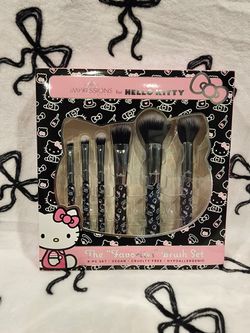 Hello Kitty makeup brush set