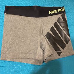 NIKE PRO WOMEN SHORTS ( Size L )