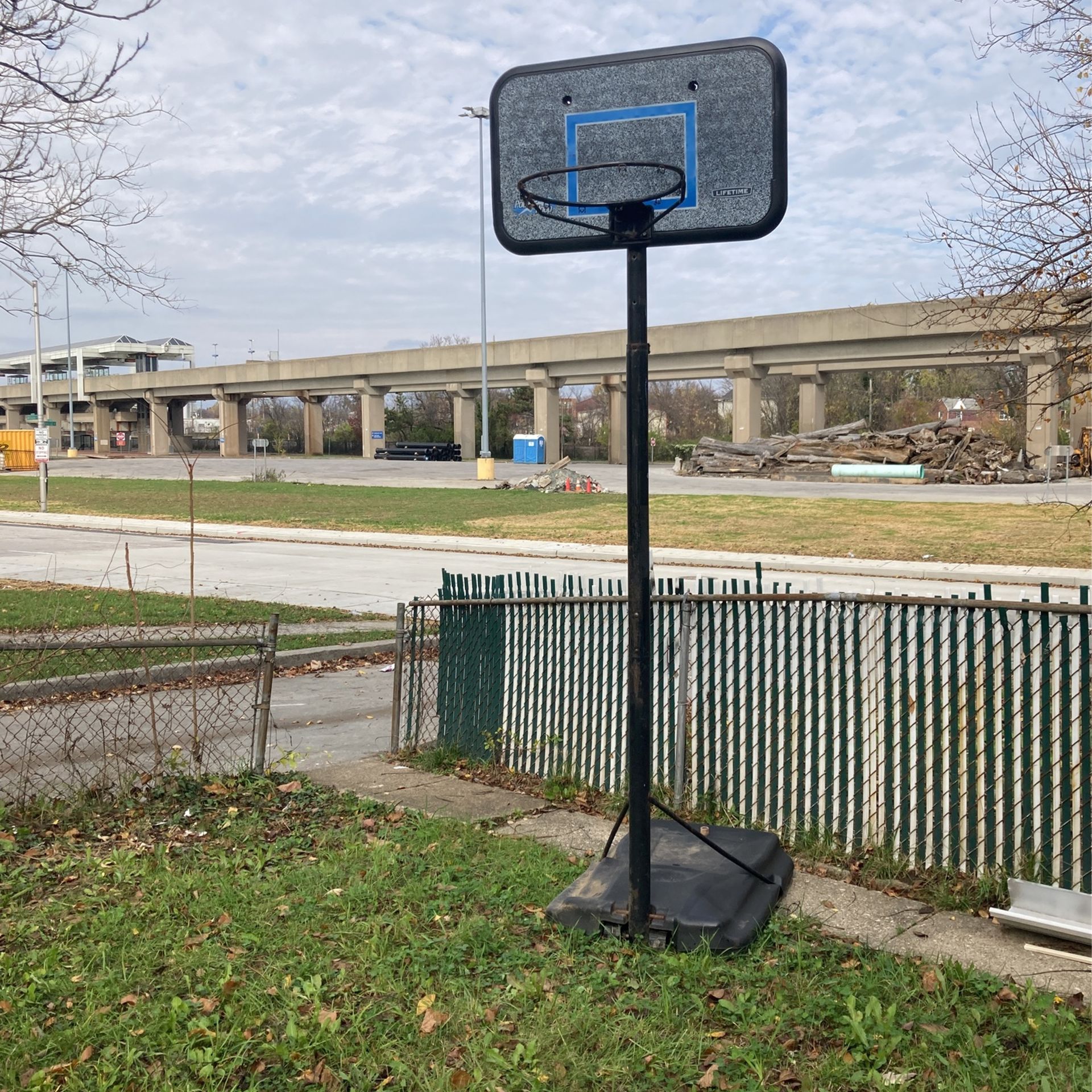 Basketball Hoop (Good Condition) $60