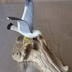 Stunning! Vtg Handcarved & Handpainted Wooden SEAGULL On Driftwood 5.25"x6"