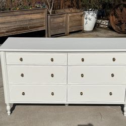 Pottery Barn REFINISHED white dove 🕊️Dresser*dovetail drawers $649 CAN DELIVER 