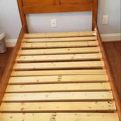 Wood twin Bed in great condition 