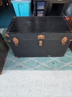 Vinage wood trunks