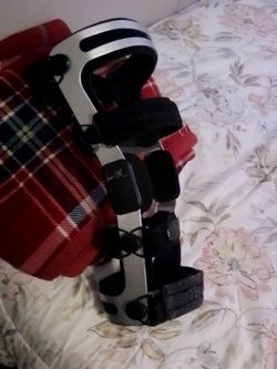 Knee brace