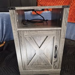 Set of bedside charging tables 