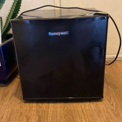 New - Honeywell 1.6 Cubic Feet Freestanding Mini Fridge with Freezer