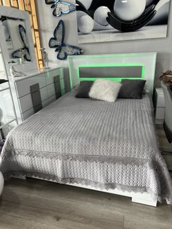 ☑️cama con plataforma y luces led🛏️