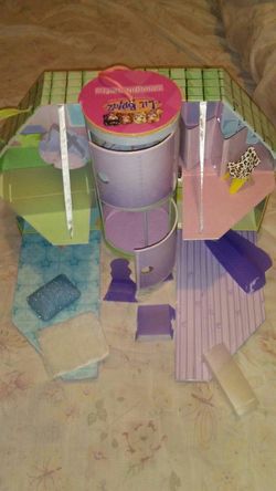Lil Bratz loungin loft and case with accessories