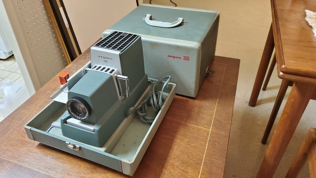 Argus 300 vintage slide projector