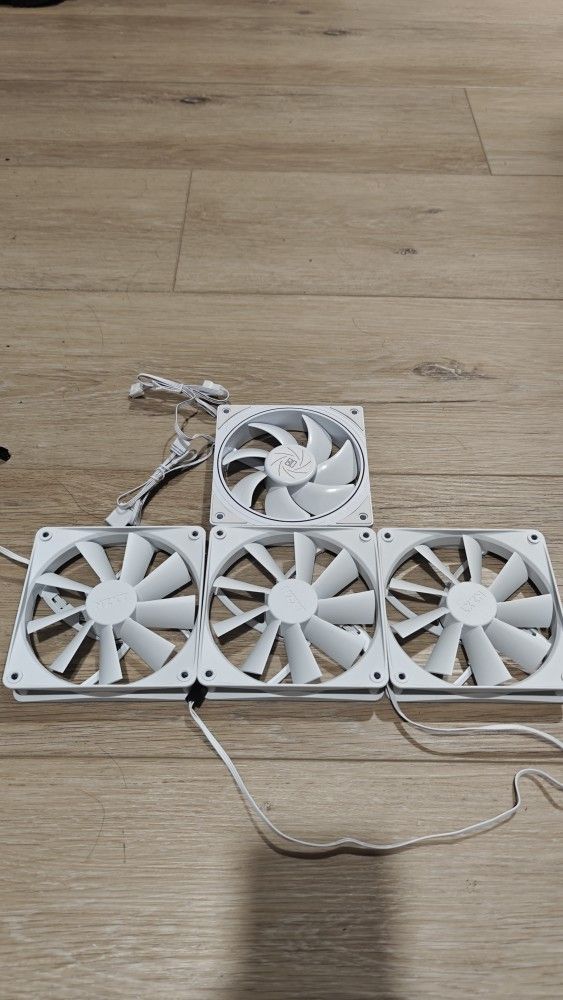 4x 120mm Fans (RGB) 