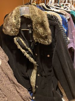 New Black jacket with removable fax fur