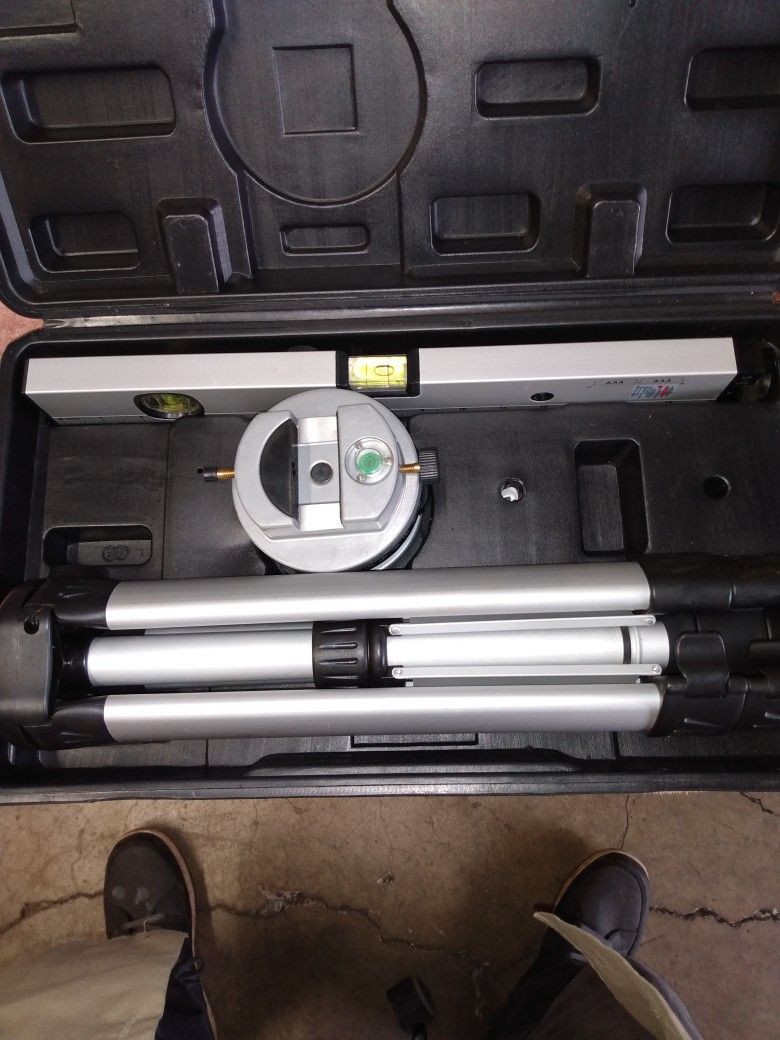 Pro-Grade Lazer Level With Tripod In Case Like New