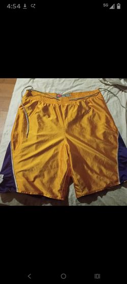 Lakers shorts size large