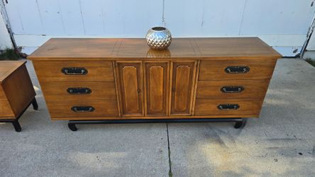 American of Martinsville Dresser/Credenza/Media center Mid Century ModernAmerican of Martinsville Dresser/Credenza/Media Center,