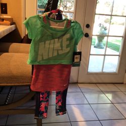 Traje De Niña Size 3  4 Piezas  NIKE $15 