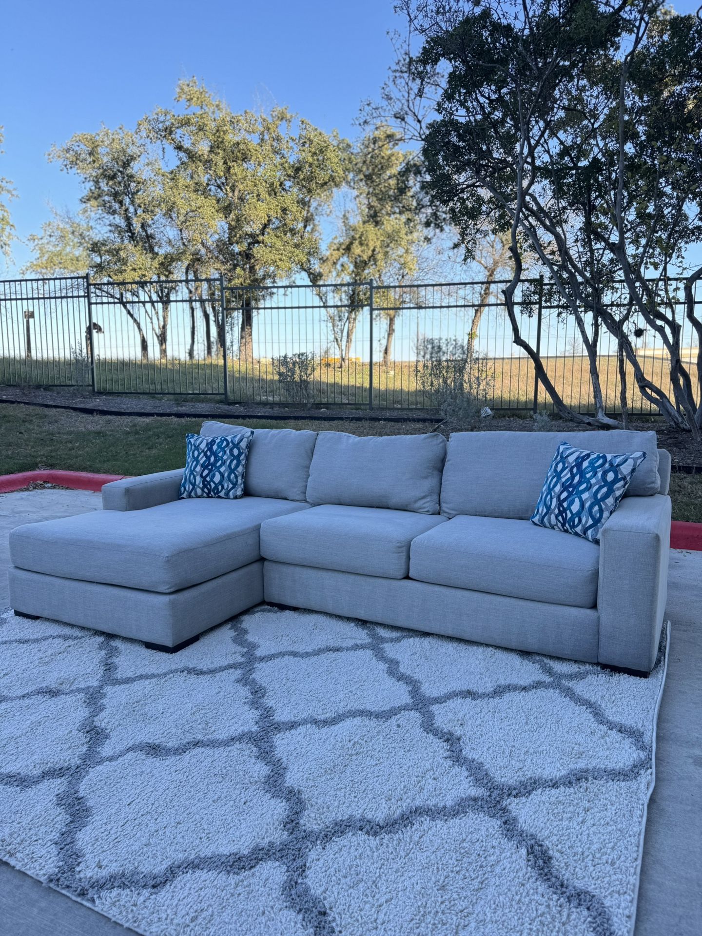 Beautiful gray sectional couch/Sofa en L gris