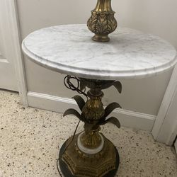 Mesa y lámpara antigua, En Braz Y Mármol