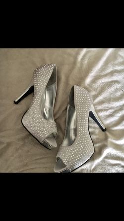 Heels size 81/2 ( New)