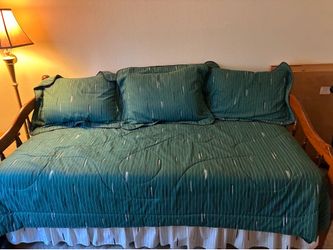 Day Bed with Pop-Up Trundle