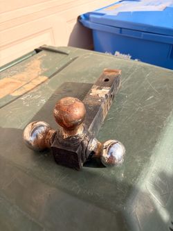 Three bolt trailer hitch