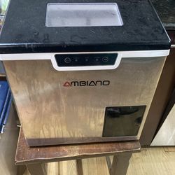 Like new Consumer Counter Ice Maker, only used a few times