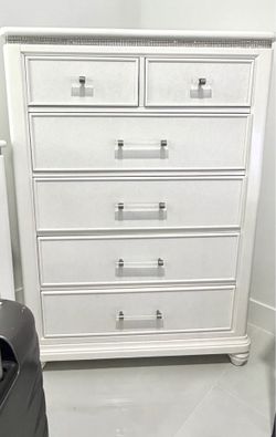 White Dressing drawer with Crystal Accents