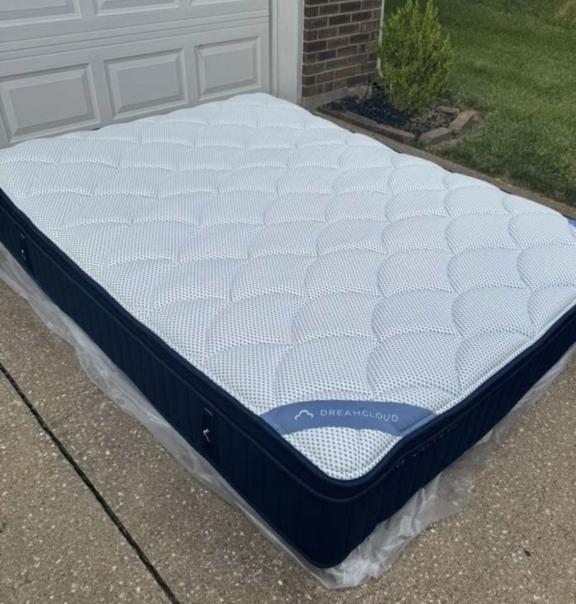 Dreamcloud Premier Queen Mattress ❤️
