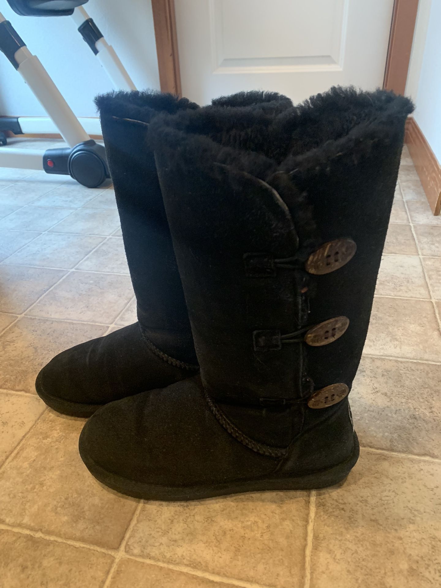 Women’s Bear Paws Size 8 Black