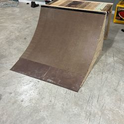 Awesome Skateboard Ramp 1/4 Pipe