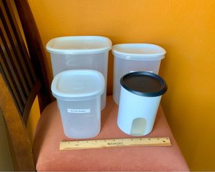 3 RUBBERMAID KITCHEN CONTAINERS + 1 TUPPERWARE