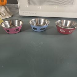 pet dishes all 3 for $10. Measurements are in the pictures. Cash only.  Everett/Melvin Avenue pick up area. 