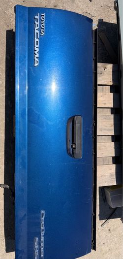 Toyota Tacoma tailgate