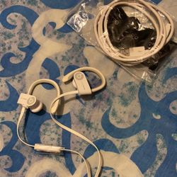 White Powerbeats 2