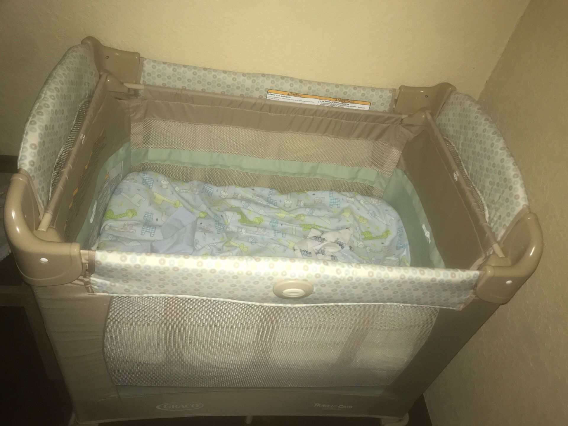 Baby travel crib