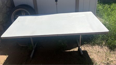 Folding table