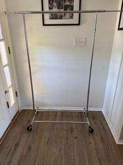 Rolling expandable clothes rack- Pending