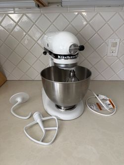 LIKE NEW!  KitchenAid Classic Stand Mixer in White