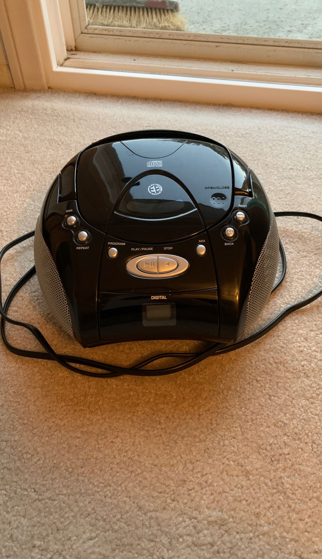 Intertek portable radio/CD player