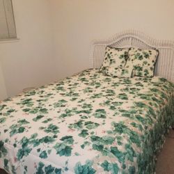 Beautiful Green And White  Ivey Plant With Pink Flowers Comforter Set...Size Full/Queen..Comes With 2 Pillow Shams And Comforter..Like NEW!