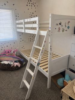 Twin bunk bed