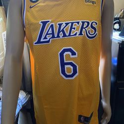 Los Ángeles Lakers James Jerseys Size M.