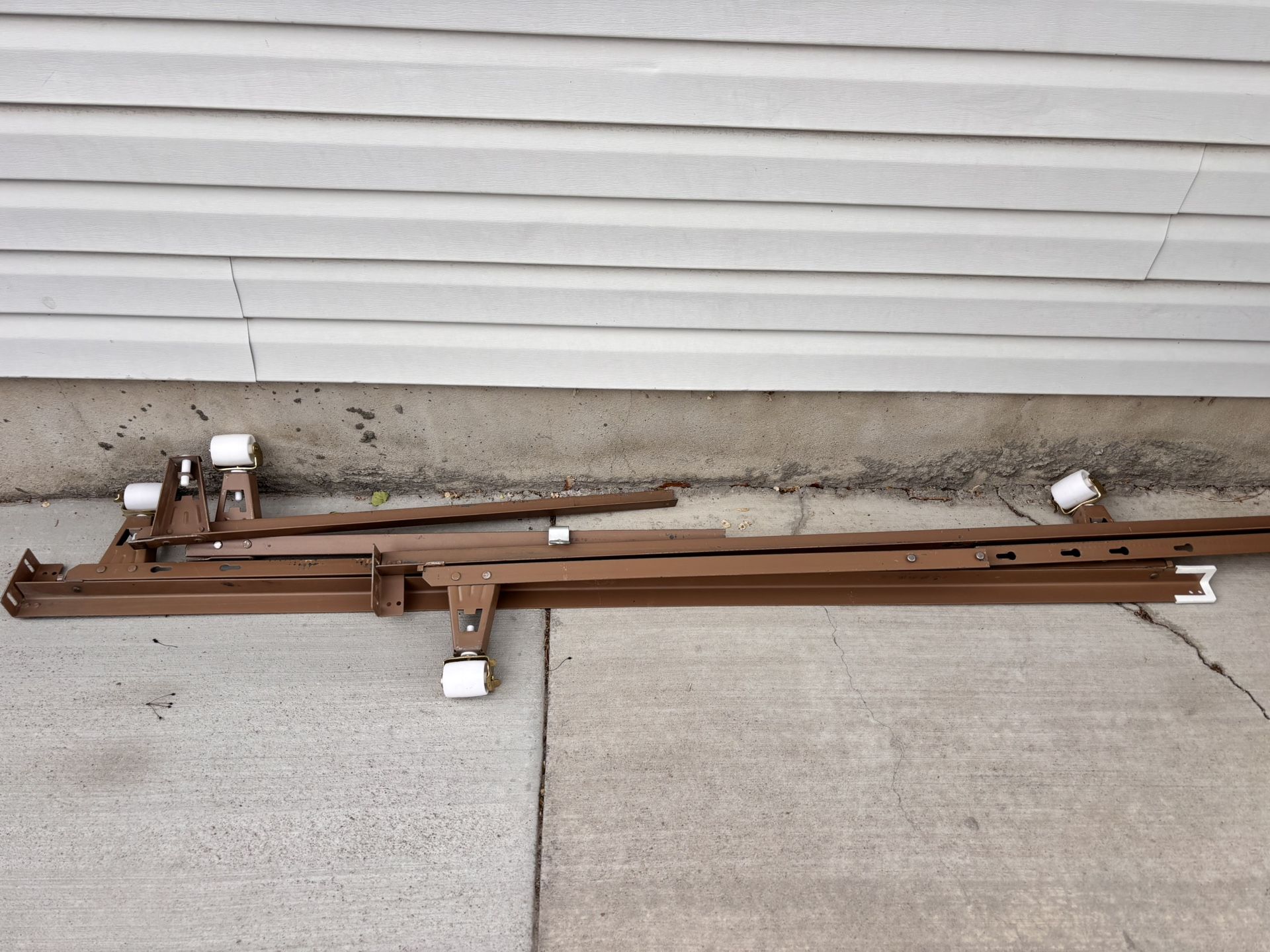 Queen Metal Bed Frame Great Condition. Located in Murray cash/Venmo