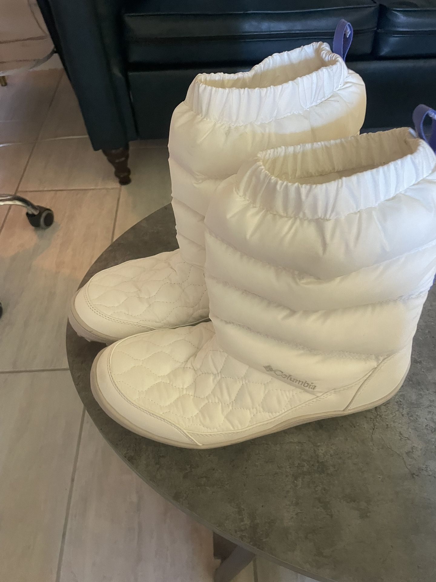 Super Comfy Almost New White Columbia Women’s Snow Shoes
