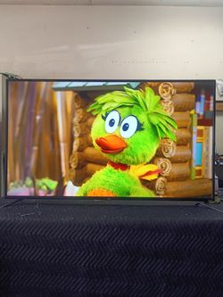 50 inch Roku 4k smart tv beautiful tv comes with remote control shows great quality clear picture works perfect guaranteed