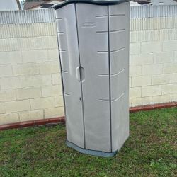 Robbermaid Outside Vertical Storage Shed Great Condition 29 “W 20”D x70”H $180