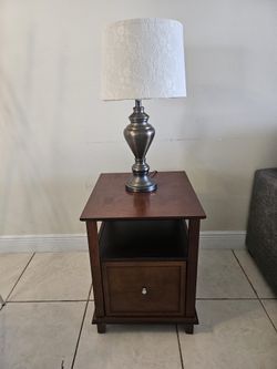 Mesa De Noche De Madera C/ Lampara Incluida