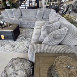 Brand New Elegant Plush Lindyn Fog Ashley’s Modular Sectional Set 