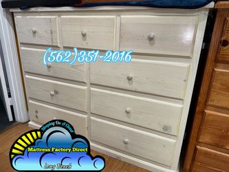 Whitewash nine drawer dresser mueble