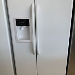 GE Side By Side Refrigerator  White Excellent  .  Warranty  . Delivery Available . 2203 Fowler St. 33901